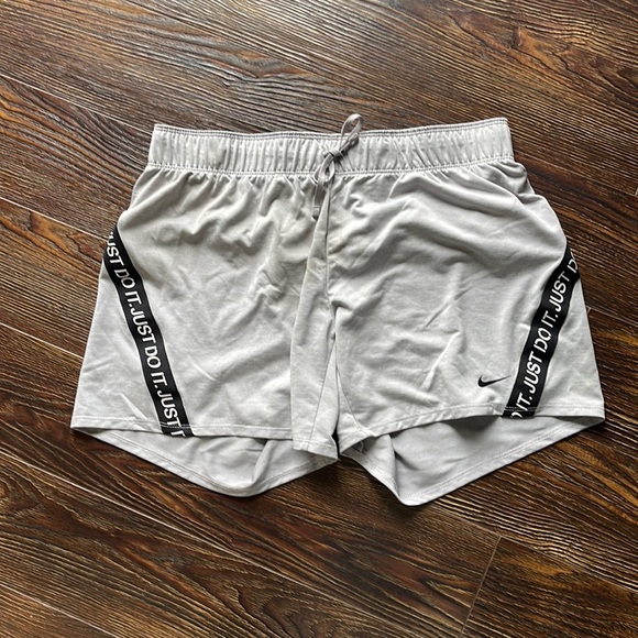Nike Pants - Nike Ladies Shorts Size M❤️‍🔥❤️‍🔥